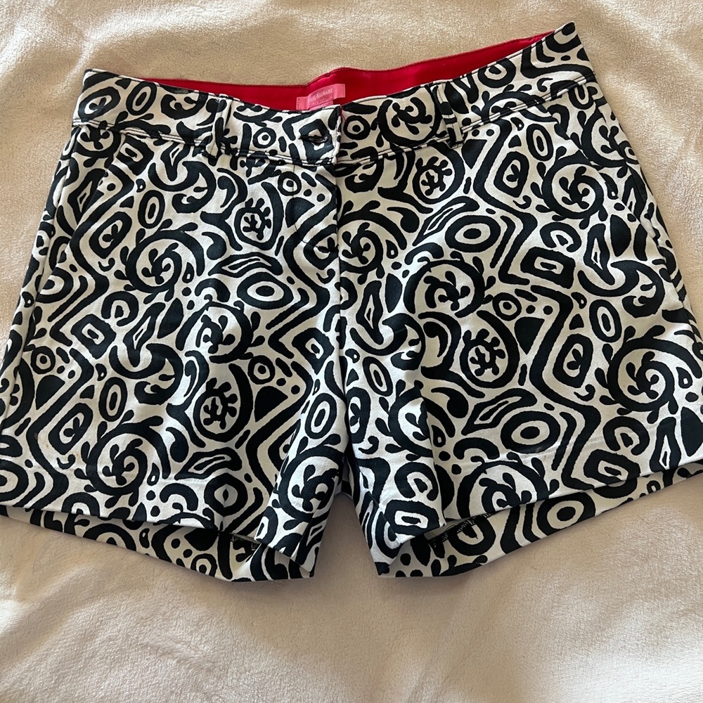 Isaac Mizrahi Black and White Patterned Women’s Shorts with Red inside Waistband